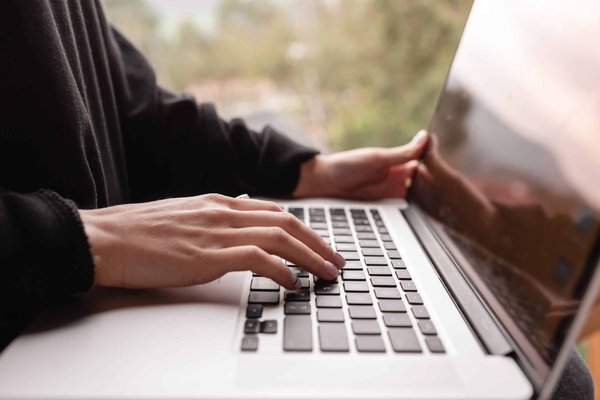 Quelle est la meilleure approche pour intégrer le marketing par e-mail dans une stratégie de fidélisation client pour une boutique de mode ?